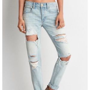 American Eagle Tomgirl Lightwash Distressed Jeans